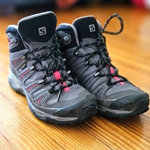 Salomon Women's Hiking Boots 7.5 (fit like an 8-8.5)